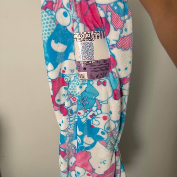 Hello Kitty Blanket - Picture 2 of 2